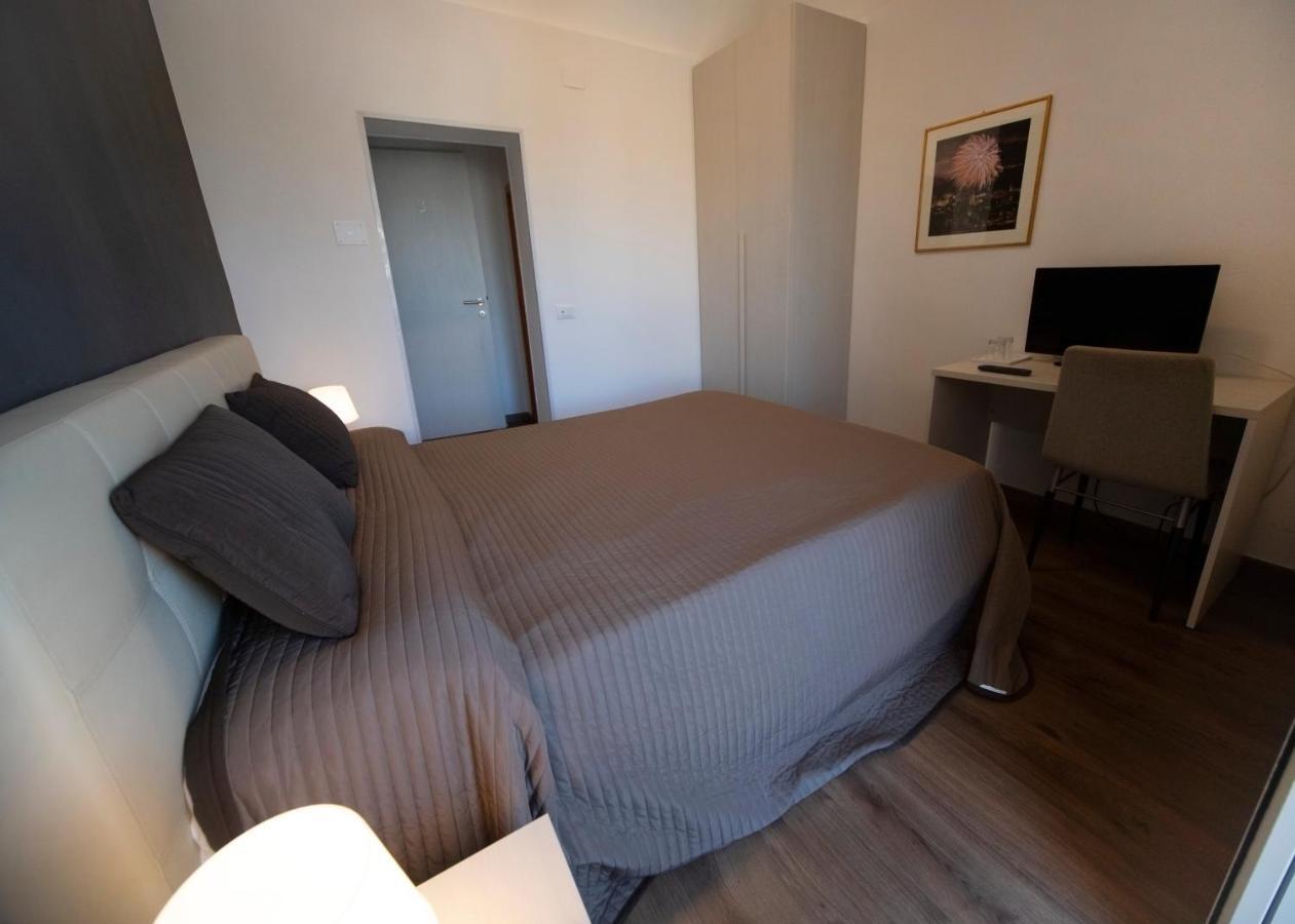 Rooms In Shared Apartment - City Center Катания Экстерьер фото