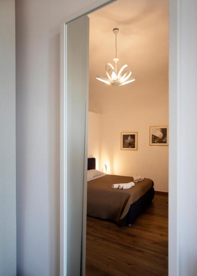 Rooms In Shared Apartment - City Center Катания Экстерьер фото